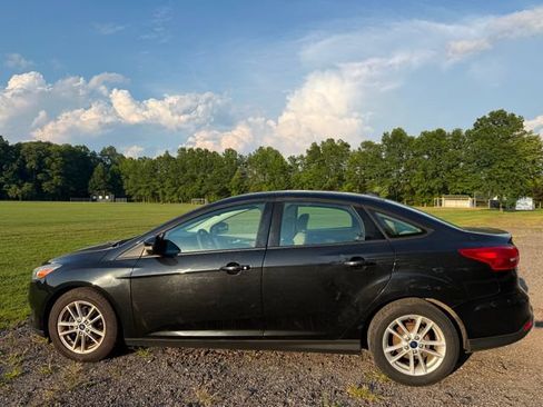 Used 2015 Ford Focus SE FWD image 2