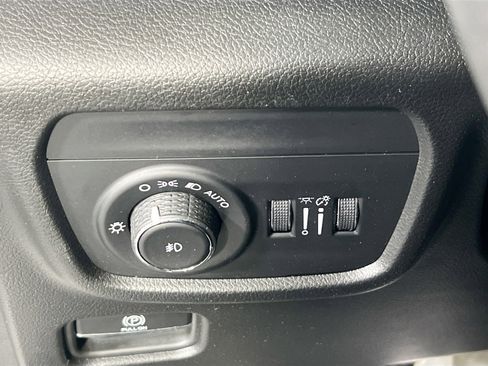 Used 2023 Jeep Grand Cherokee Overland w/ Luxury Tech Group IV AWD/4WD image 10