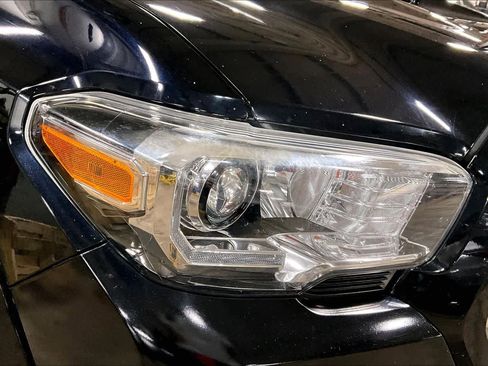 Used 2019 Toyota Tacoma TRD Sport AWD/4WD image 25