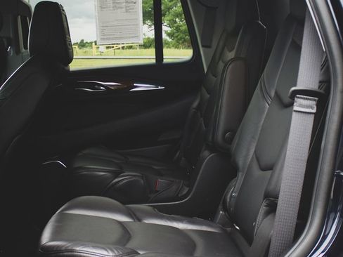 Used 2018 Cadillac Escalade Luxury AWD/4WD image 26
