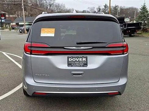 Certified 2021 Chrysler Pacifica Touring-L image 7