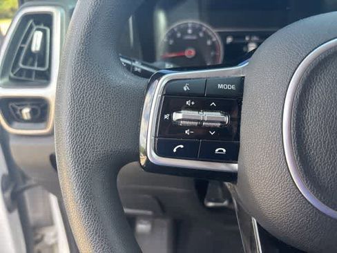 Used 2022 Kia Sorento LX FWD image 11
