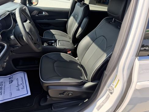 New 2027 Chrysler Pacifica Limited AWD/4WD image 10