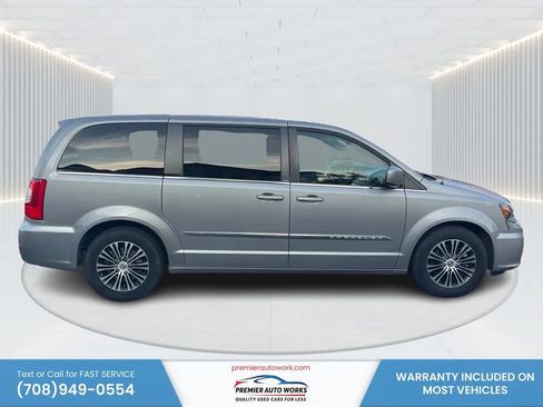 Used 2014 Chrysler Town & Country S FWD image 8