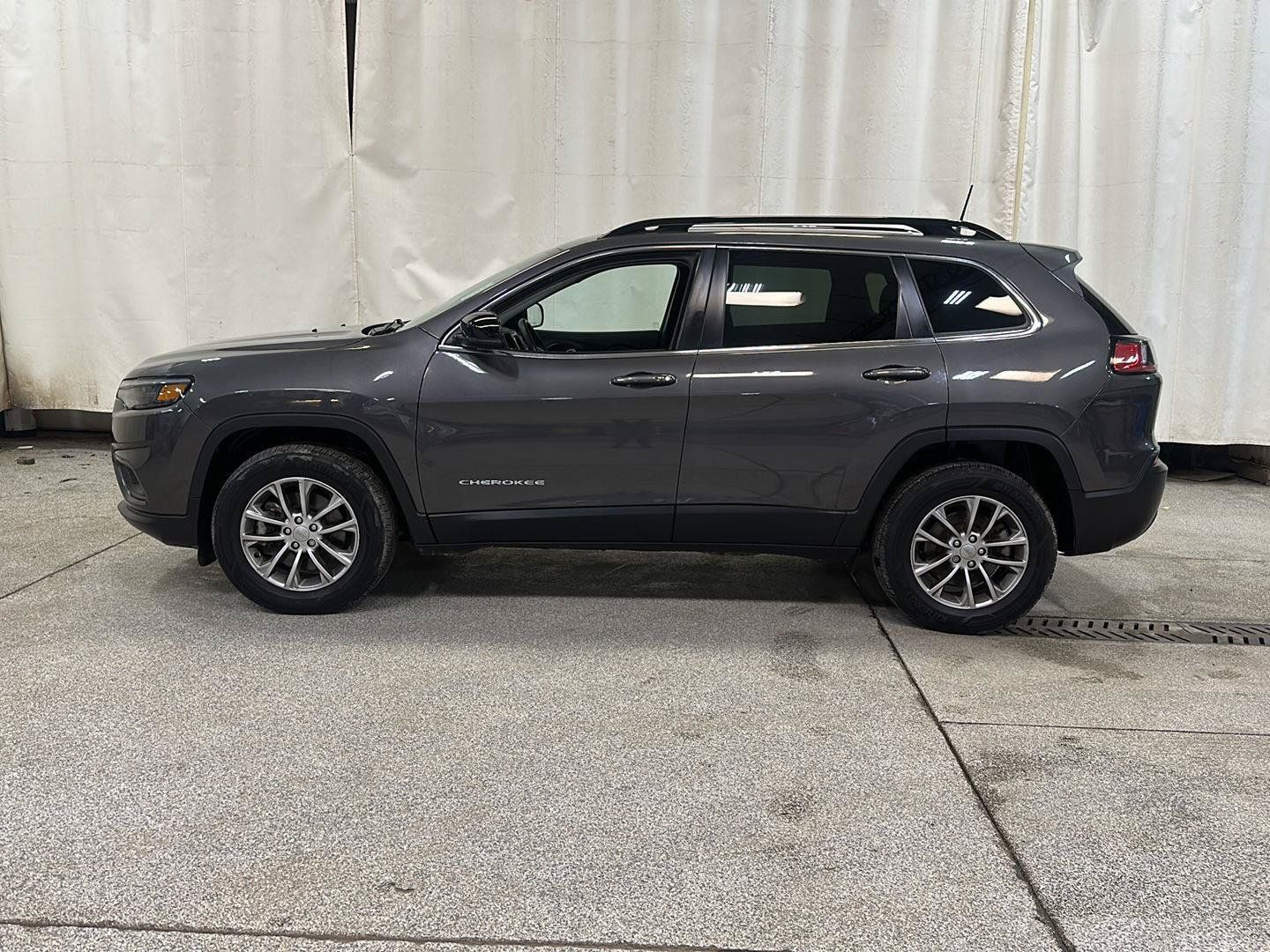 Used 2022 Jeep Cherokee Latitude Lux w/ Sun & Sound Group AWD/4WD image 2
