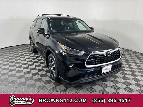 Used 2022 Toyota Highlander XLE AWD/4WD image 1