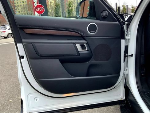 Certified 2025 Land Rover Discovery Dynamic SE AWD/4WD image 21