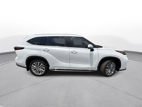 Certified 2026 Toyota Highlander Platinum AWD/4WD image 5