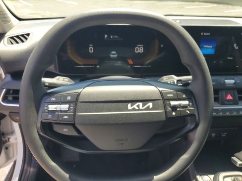 Used 2025 Kia K4 FWD image 10