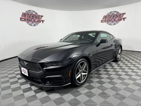 Used 2025 Ford Mustang Coupe RWD image 3
