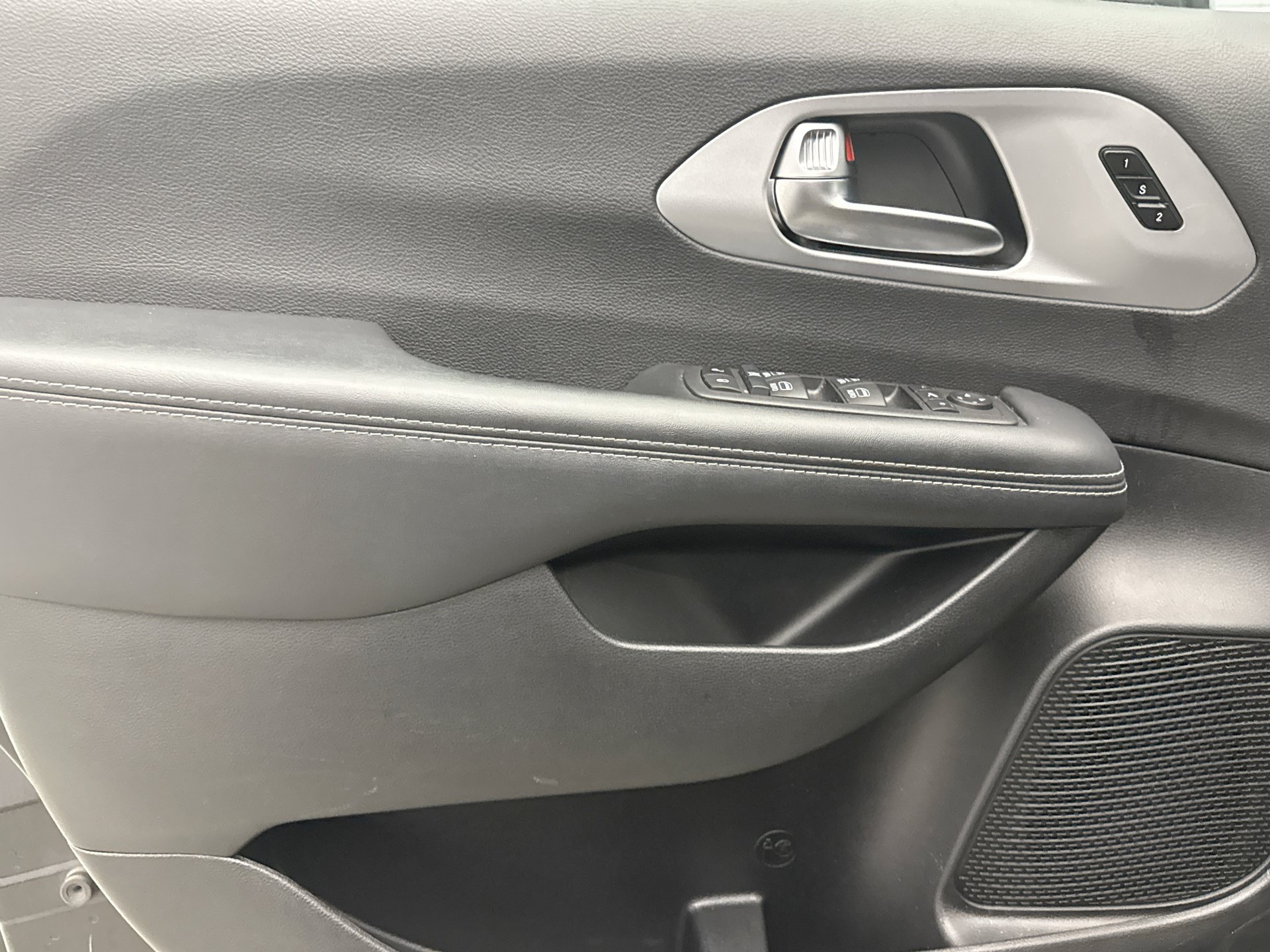 Used 2025 Chrysler Pacifica Limited FWD image 6