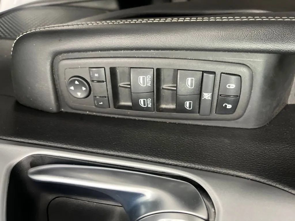 Used 2024 Chrysler Pacifica Limited FWD image 21