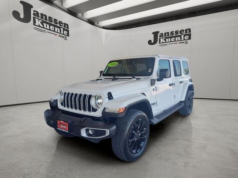 Used 2025 Jeep Wrangler Unlimited Sahara AWD/4WD image 5