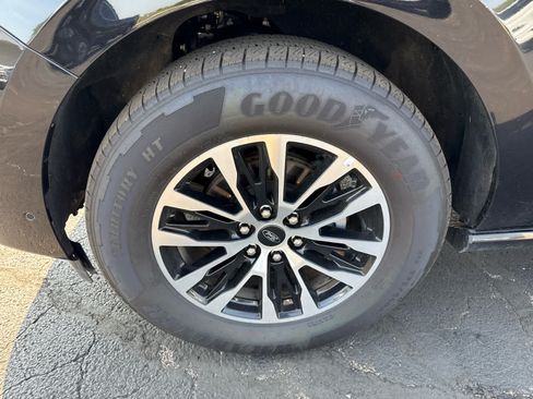 Used 2025 Ford Expedition Platinum AWD/4WD image 9