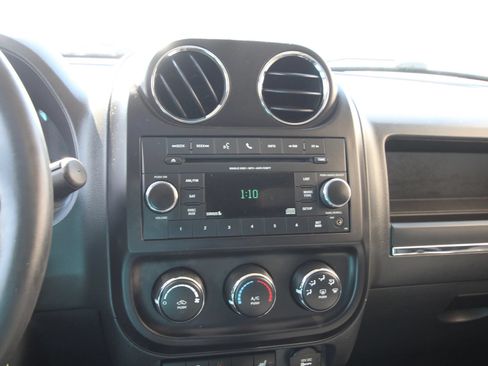 Used 2014 Jeep Patriot Latitude w/ Sun/Sound Group FWD image 16