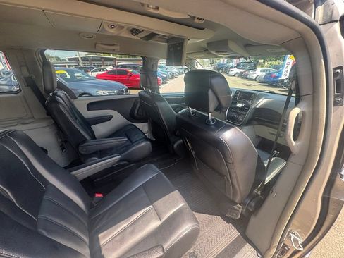 Used 2014 Chrysler Town & Country Touring FWD image 21