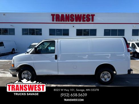 Used 2017 Chevrolet Express 3500 RWD image 2