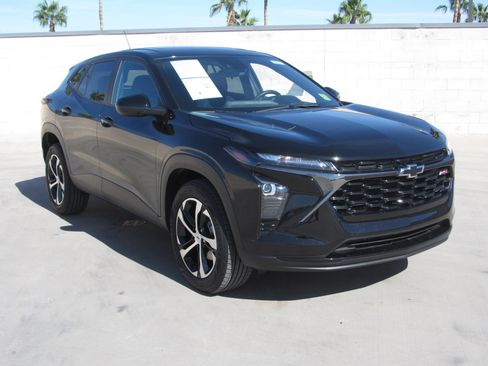 Used 2025 Chevrolet Trax RS w/ Sunroof Package image 2