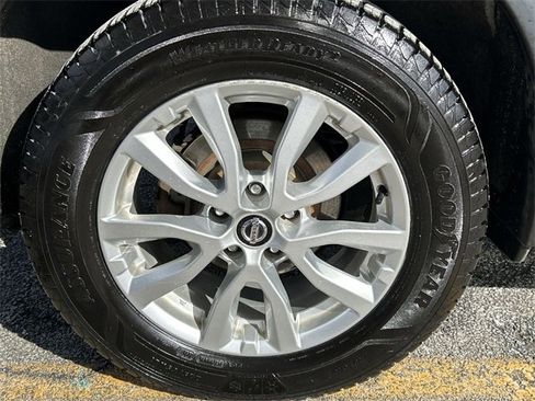 Used 2020 Nissan Rogue SV image 12