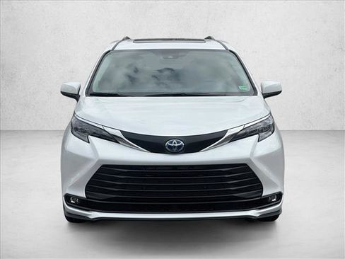 Certified 2025 Toyota Sienna XLE w/ XLE Plus Package image 2