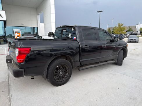 Used 2019 Nissan Titan SV w/ SV Convenience Package RWD image 2