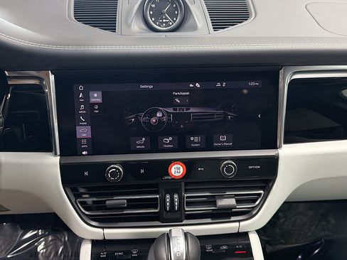 Certified 2026 Porsche Macan AWD/4WD image 29
