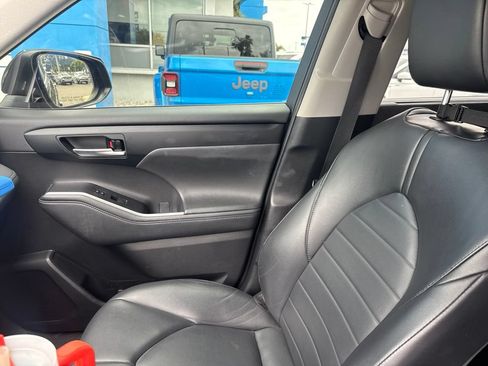 Used 2023 Toyota Highlander XLE FWD image 18
