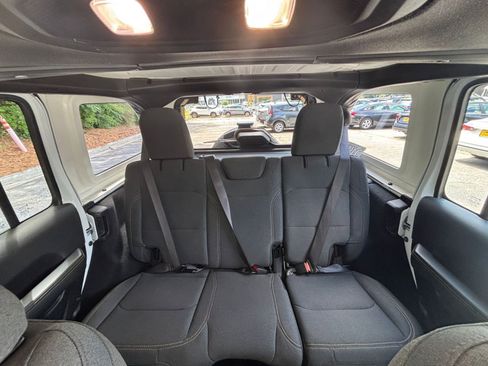 Used 2025 Jeep Wrangler Unlimited Sahara AWD/4WD image 40