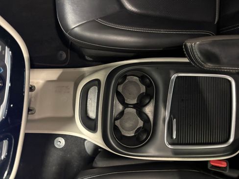 Used 2023 Chrysler Pacifica Touring-L image 43