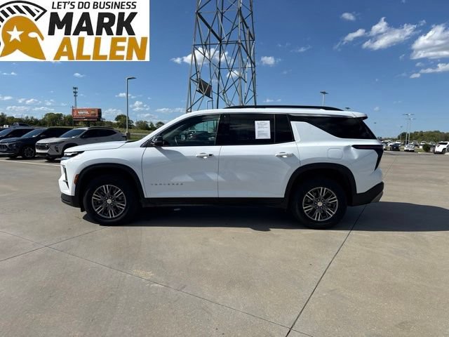 Used 2025 Chevrolet Traverse LT FWD image 3
