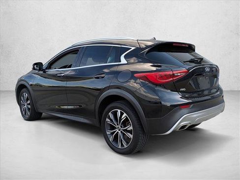 Used 2017 INFINITI QX30 Premium w/ Navigation Package image 7