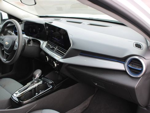 Used 2025 Chevrolet Trax LT image 27