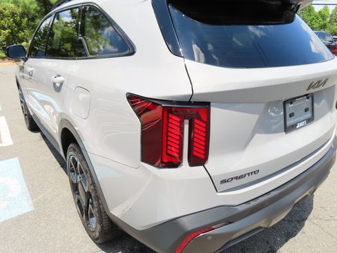 Used 2025 Kia Sorento SX AWD/4WD image 11