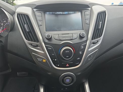 Used 2017 Hyundai Veloster Value Edition image 18