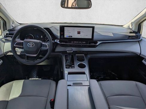 Certified 2026 Toyota Sienna XLE FWD image 18