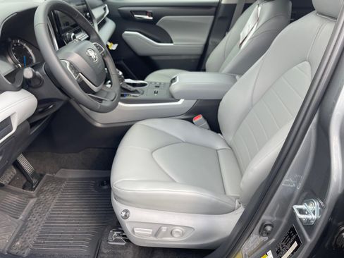 New 2026 Toyota Highlander XLE image 9