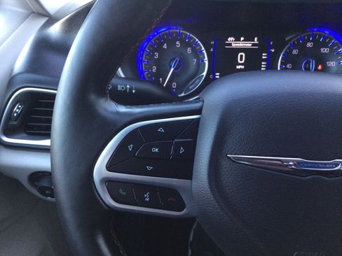 Used 2019 Chrysler Pacifica Touring-L w/ Tire & Wheel Group image 16