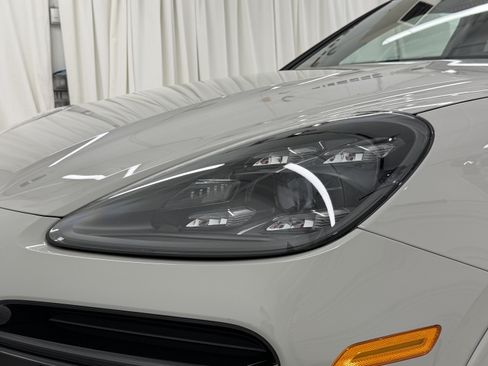 Certified 2021 Porsche Cayenne Turbo S AWD/4WD image 17