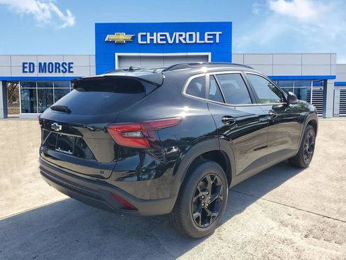 New 2026 Chevrolet Trax LT w/ Midnight Edition FWD image 3