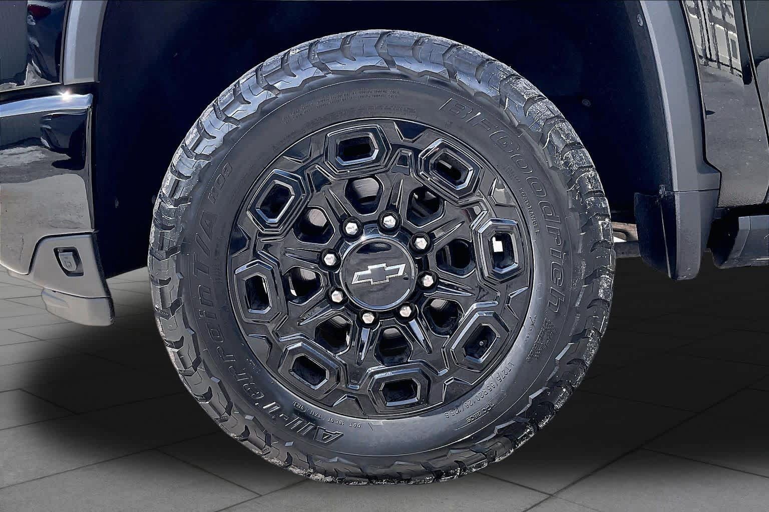 Used 2024 Chevrolet Silverado 2500 High Country w/ High Country Premium Package AWD/4WD image 10