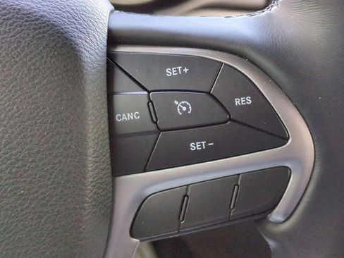 Used 2022 Jeep Grand Cherokee Laredo X image 25