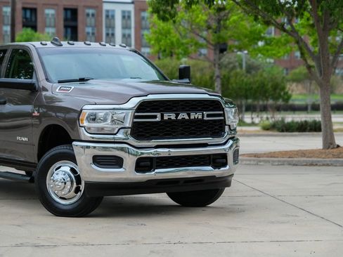 Used 2019 RAM 3500 Tradesman w/ Chrome Appearance Group image 3