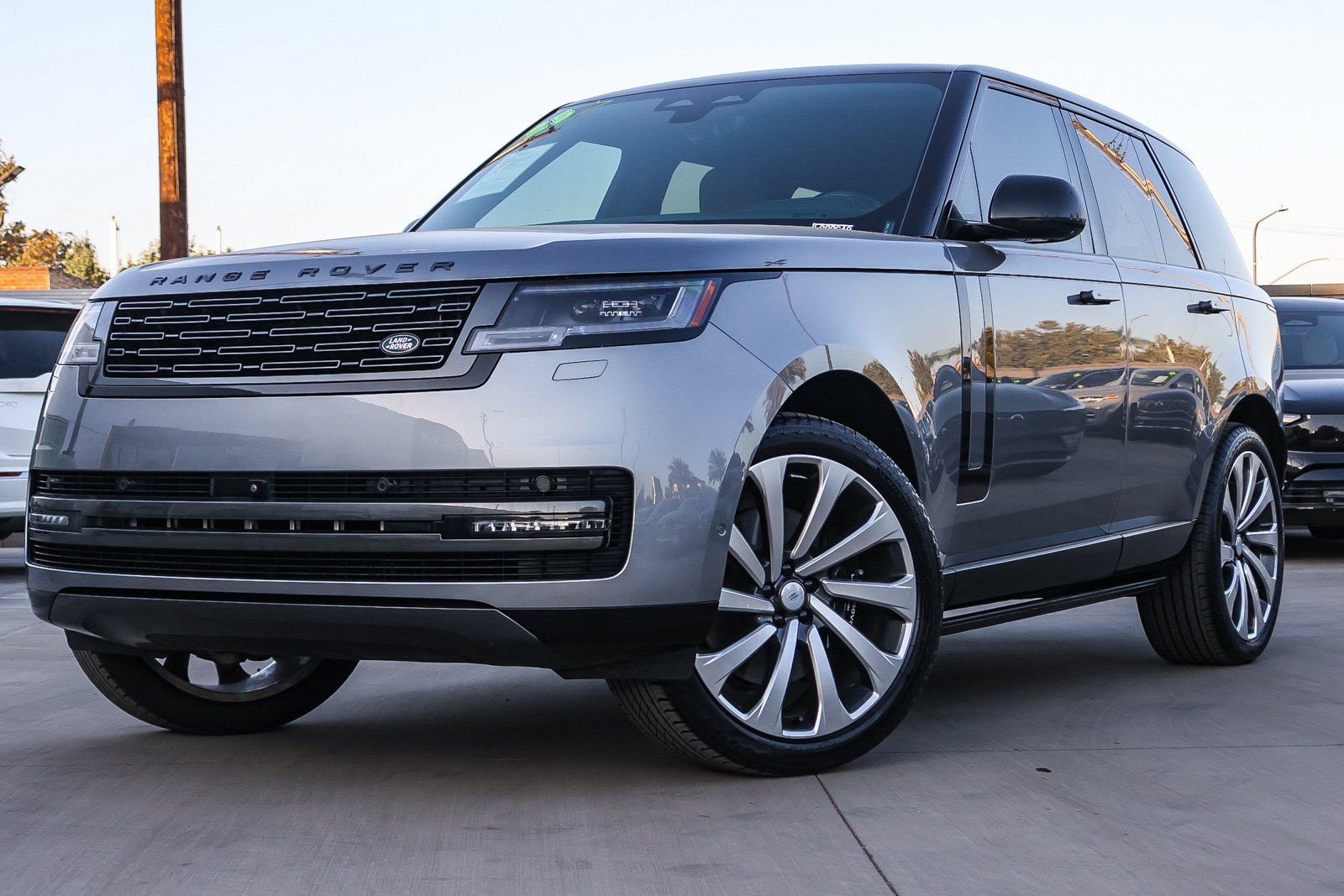 Certified 2025 Land Rover Range Rover SE AWD/4WD image 1