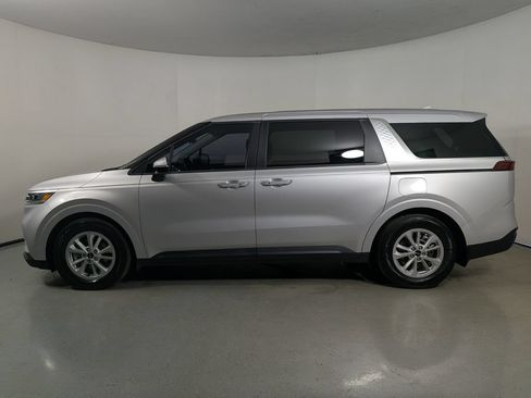 Used 2022 Kia Carnival LX FWD image 4