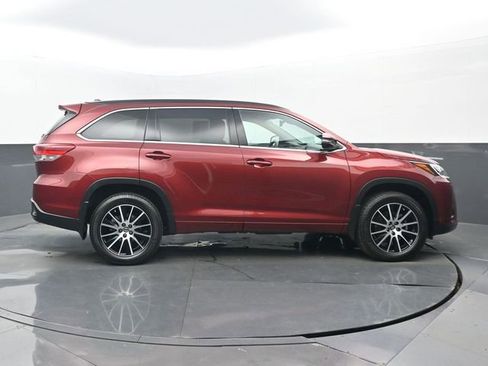 Used 2018 Toyota Highlander SE image 2