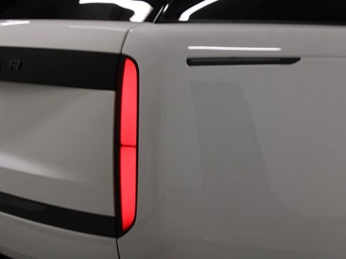 Certified 2025 Land Rover Range Rover SE AWD/4WD image 16