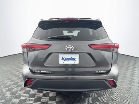 Used 2022 Toyota Highlander XLE AWD/4WD image 4