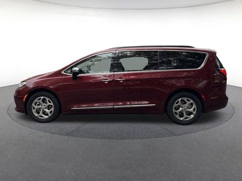 Used 2023 Chrysler Pacifica Limited image 2