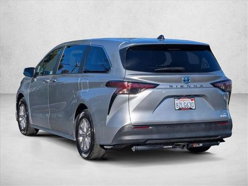 Used 2022 Toyota Sienna XLE image 8