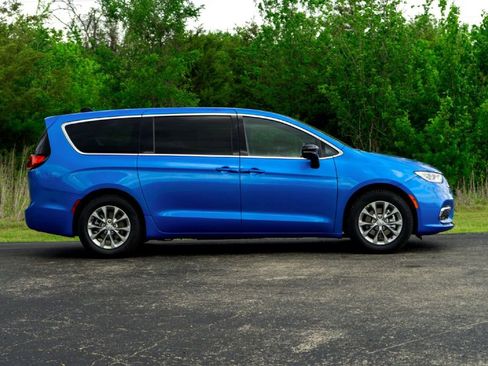 New 2026 Chrysler Pacifica Limited FWD image 5